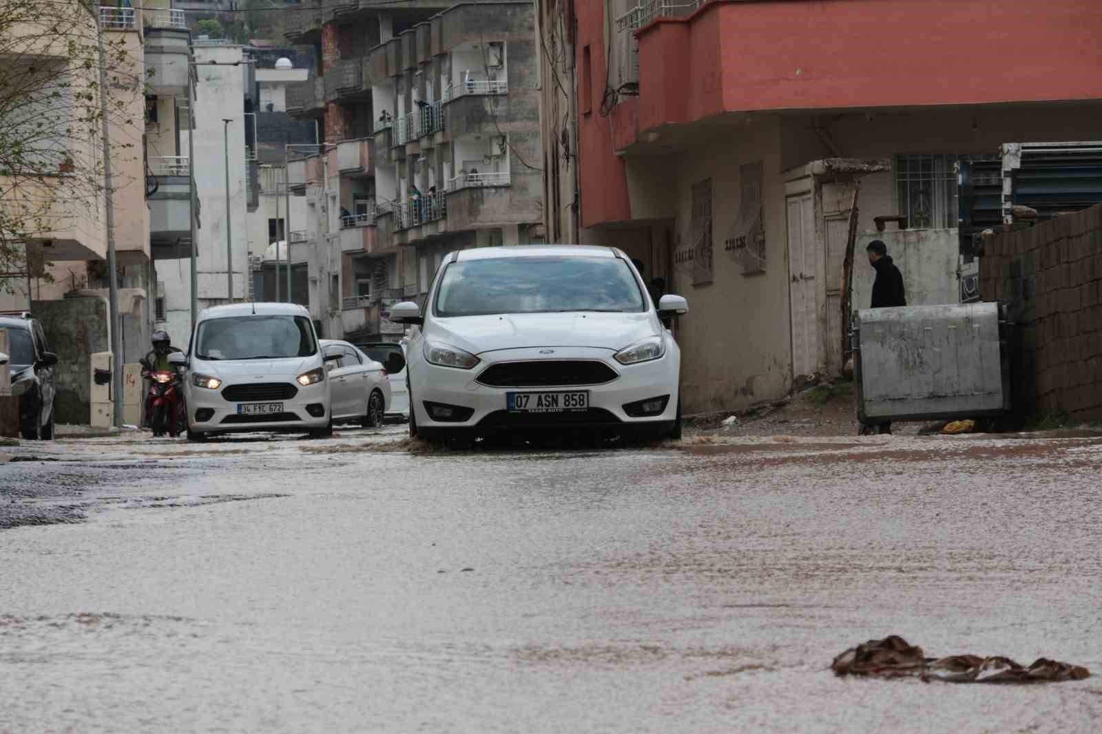 cizrede saganak yagis cadde ve sokaklari gole cevirdi 4 rQgDIDNB