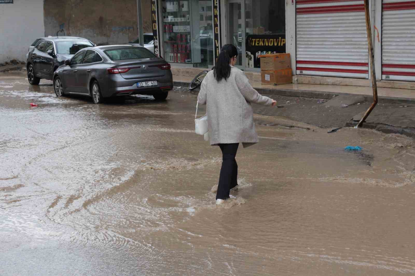 cizrede saganak yagis cadde ve sokaklari gole cevirdi 5 UO78hO3q