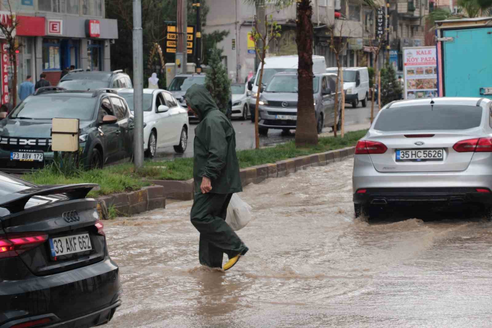 cizrede saganak yagis cadde ve sokaklari gole cevirdi 6 1WprBK7X