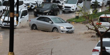 cizrede-saganak-yagis-cadde-ve-sokaklari-gole-cevirdi-aL2vazj2.jpg