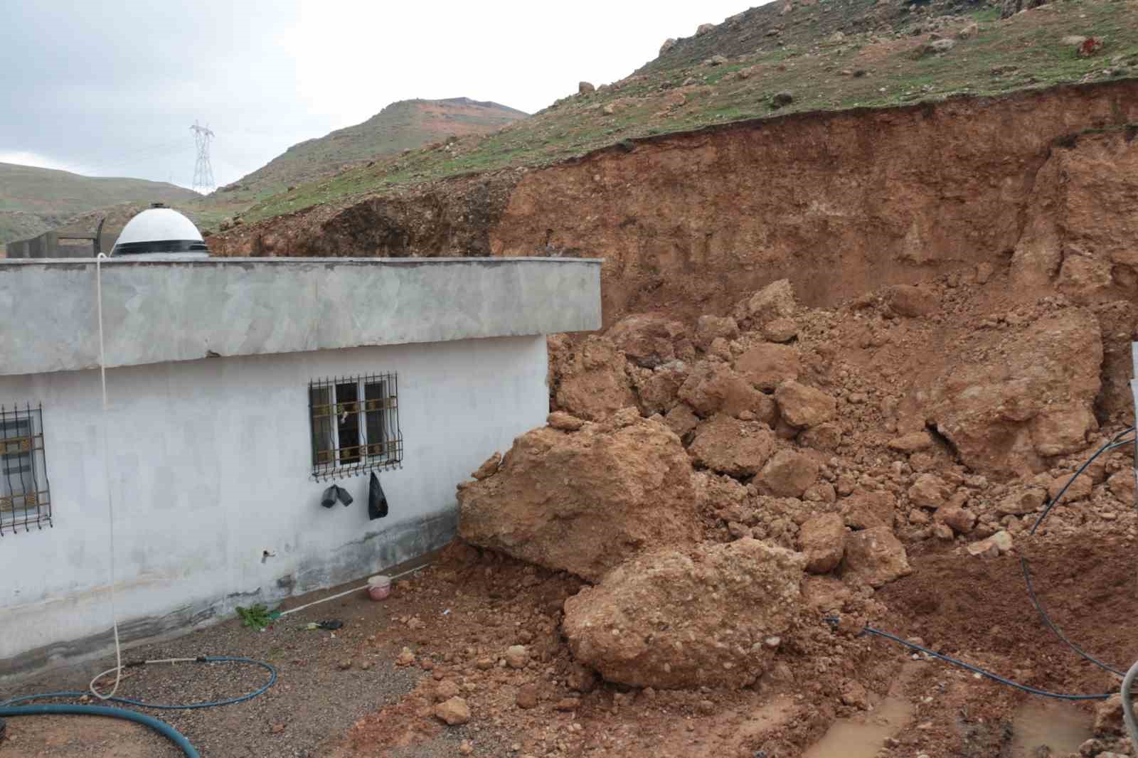 cizrede saganak yagis heyelana neden oldu dev kayalar evi yikti 3 Ku9Y9KeZ
