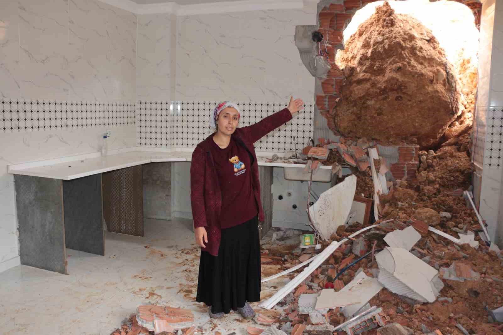 cizrede saganak yagis heyelana neden oldu dev kayalar evi yikti 6 4L9v3jH2