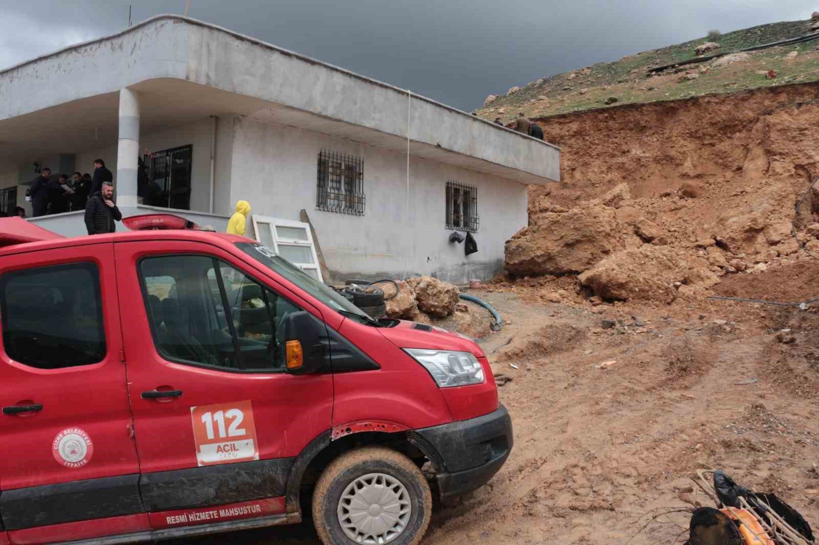 cizrede saganak yagis heyelana neden oldu dev kayalar evi yikti 7 O9UqcyFN