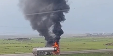 cizrede-seyir-halindeki-tir-alev-topuna-dondu-bGEez8aR.jpg