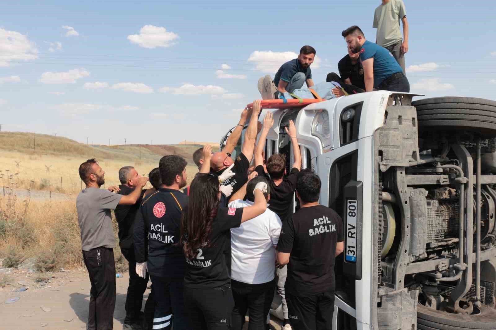 cizrede viraji alamayan tir devrildi 1 yarali 2