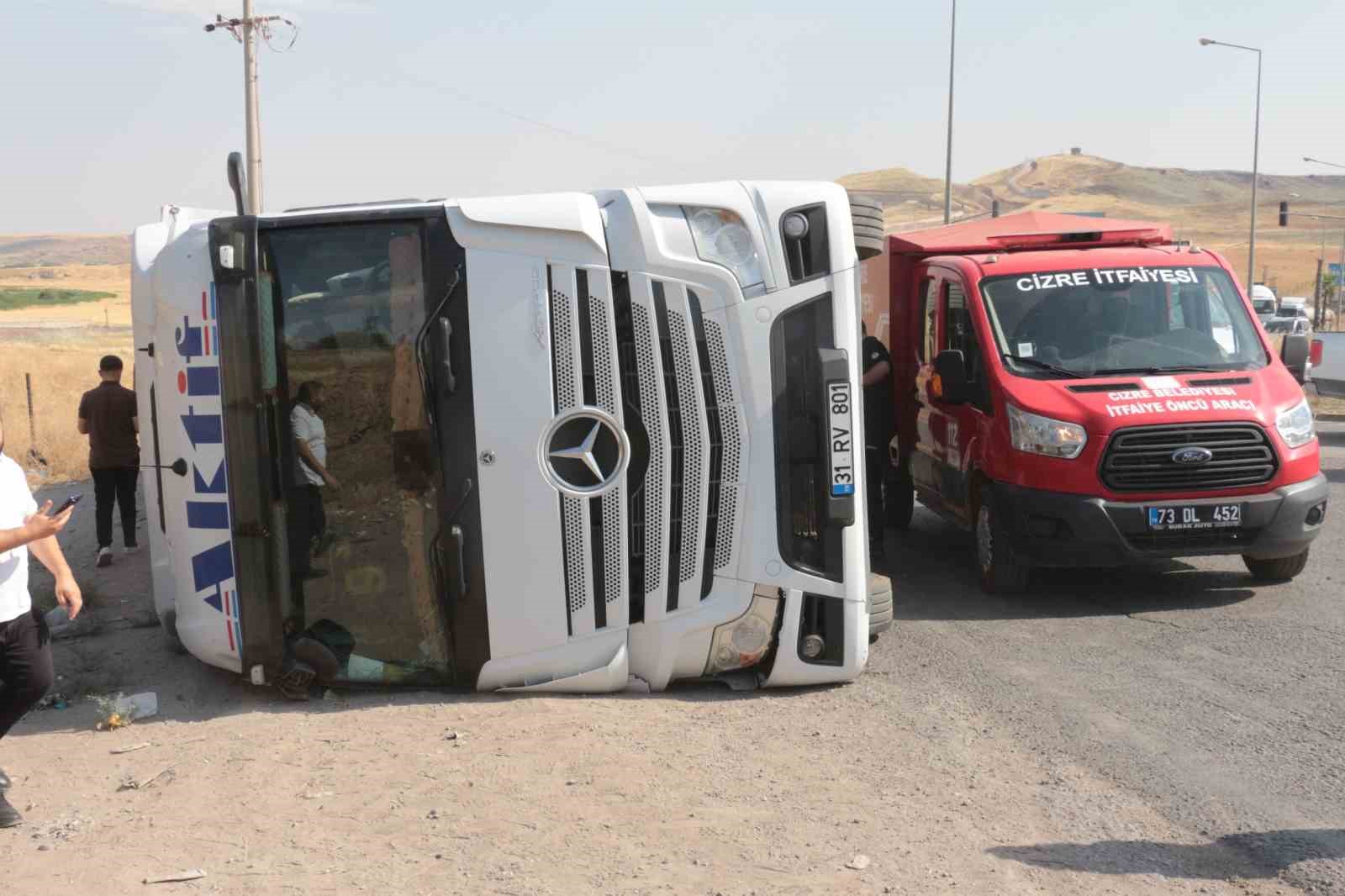 cizrede viraji alamayan tir devrildi 1 yarali 6 eqzul2Ei