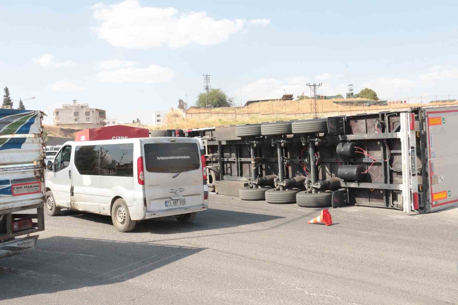 cizrede viraji alamayan tir devrildi 1 yarali 7