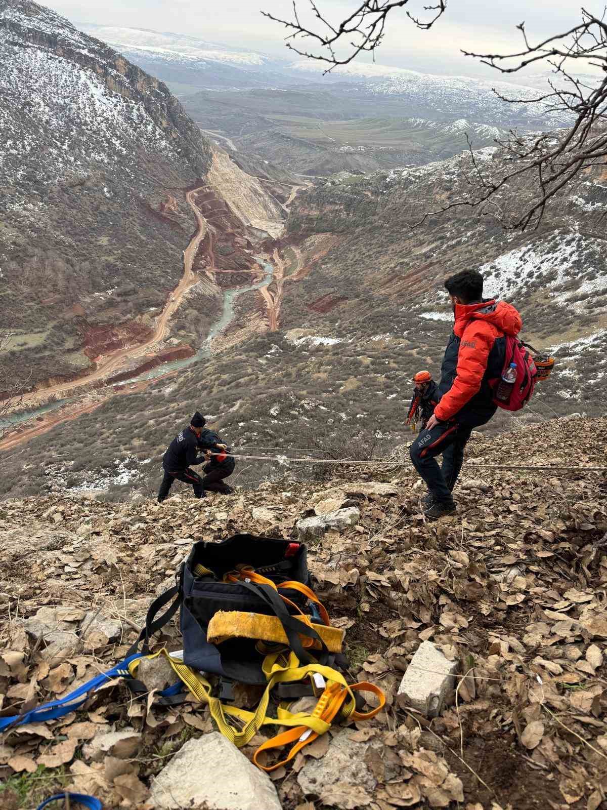 coban ve 9 kecisi 3 gundur mahsur kaldigi yerden kurtarildi 3