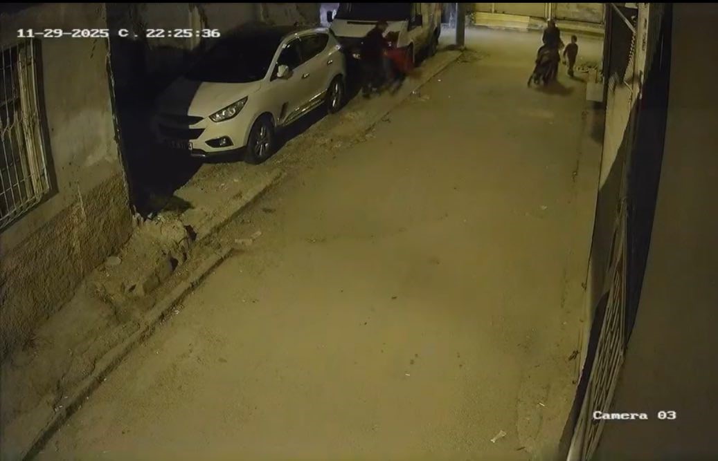 cocugun kafasini arabaya vurup yere firlatan sahis cocugun babasi cikti gozaltina alindi 1 bB8uGzD8