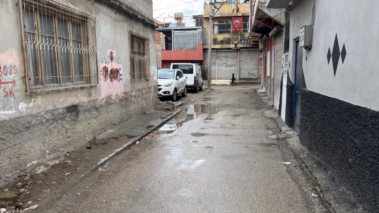 cocugun kafasini once arabaya vurdu sonra cocugu yere firlatti 1 zZdwU1gS