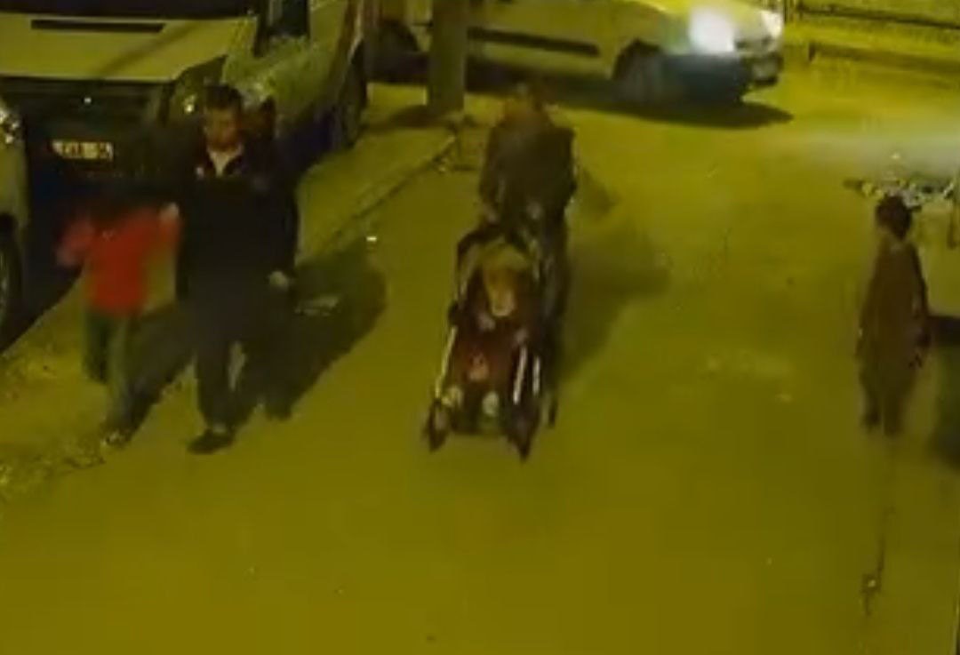 cocugun kafasini once arabaya vurdu sonra cocugu yere firlatti 2 byZc1EBz