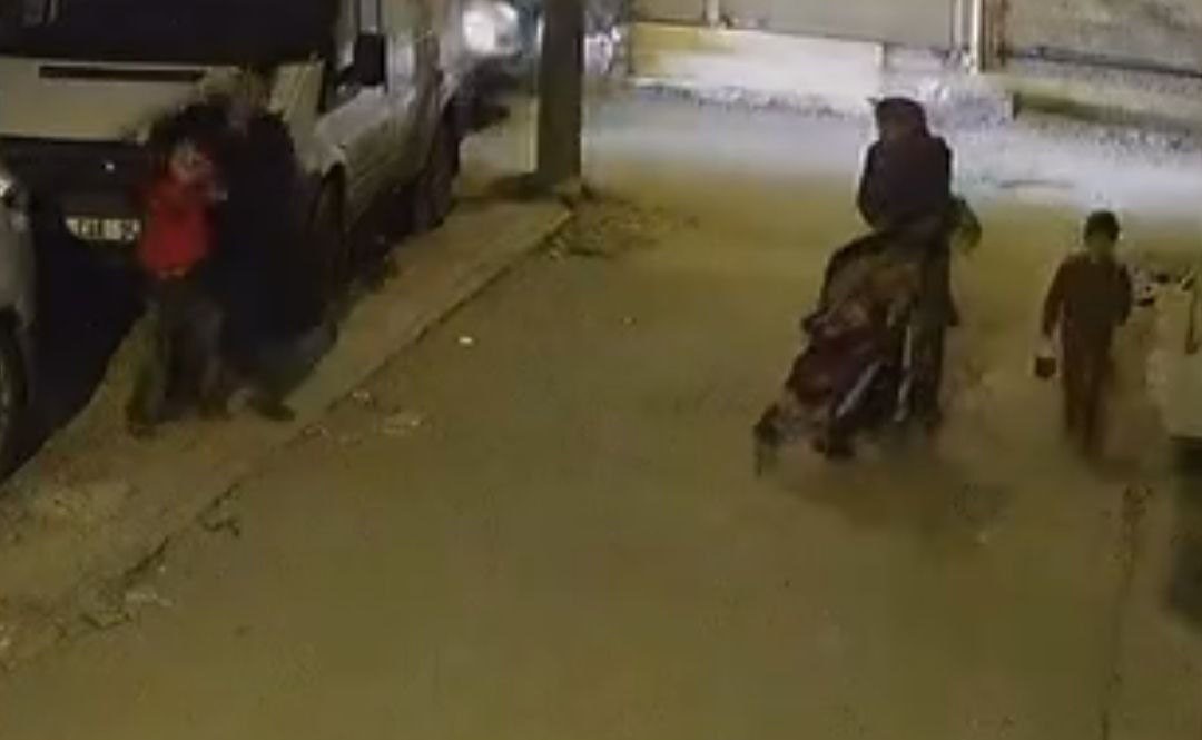 cocugun kafasini once arabaya vurdu sonra cocugu yere firlatti 3 WfYIkPkn