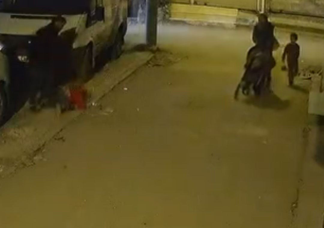 cocugun kafasini once arabaya vurdu sonra cocugu yere firlatti 4 knGvk7bX