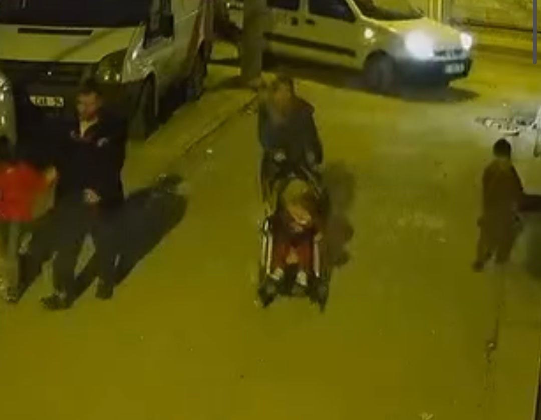 cocugun kafasini once arabaya vurdu sonra cocugu yere firlatti 5 O8H4AL4M