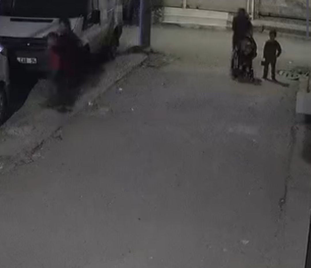 cocugun kafasini once arabaya vurdu sonra cocugu yere firlatti 6 L95f2eff
