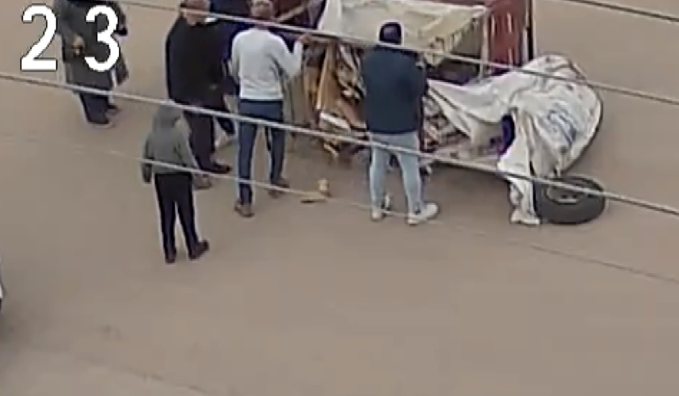 cocugun kullandigi elektrikli motosiklet yola devrildi o anlar kamerada 1 J9PCpZtG