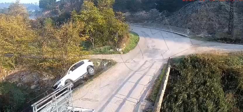 Çocuğun kullandığı otomobilin köprüden çaya uçtuğu kaza kamerada 4 cocugun kullandigi otomobilin kopruden caya uctugu kaza kamerada 0 V3BRFLC5