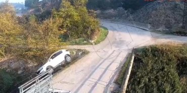 cocugun-kullandigi-otomobilin-kopruden-caya-uctugu-kaza-kamerada-b9OVwaLg.jpg