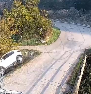 cocugun-kullandigi-otomobilin-kopruden-caya-uctugu-kaza-kamerada-b9OVwaLg.jpg