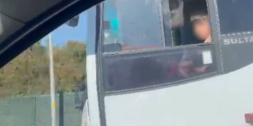 cocugun-otobus-ile-tehlikeli-yolculugu-kamerada-6EbDnpcY.jpg
