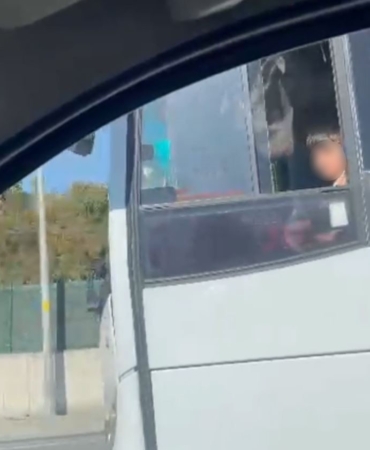 cocugun-otobus-ile-tehlikeli-yolculugu-kamerada-6EbDnpcY.jpg