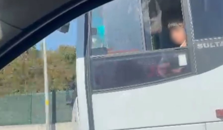 cocugun-otobus-ile-tehlikeli-yolculugu-kamerada-6EbDnpcY.jpg