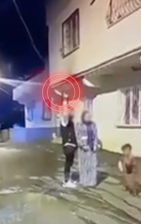 cocugun yaninda silahla havaya ates eden sahis yakalandi 0 EzizYdiP