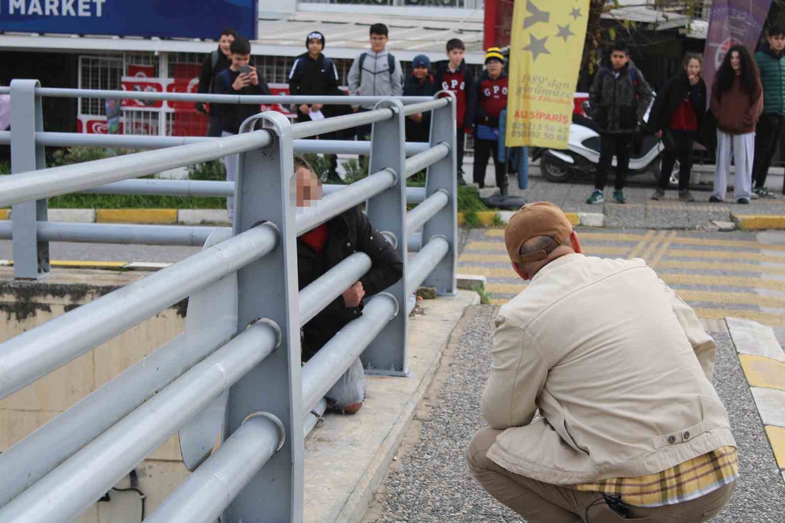 cocugunu gormek icin alt gecidin ustune cikan sahis ikna edildi 1 8rRU43Fj