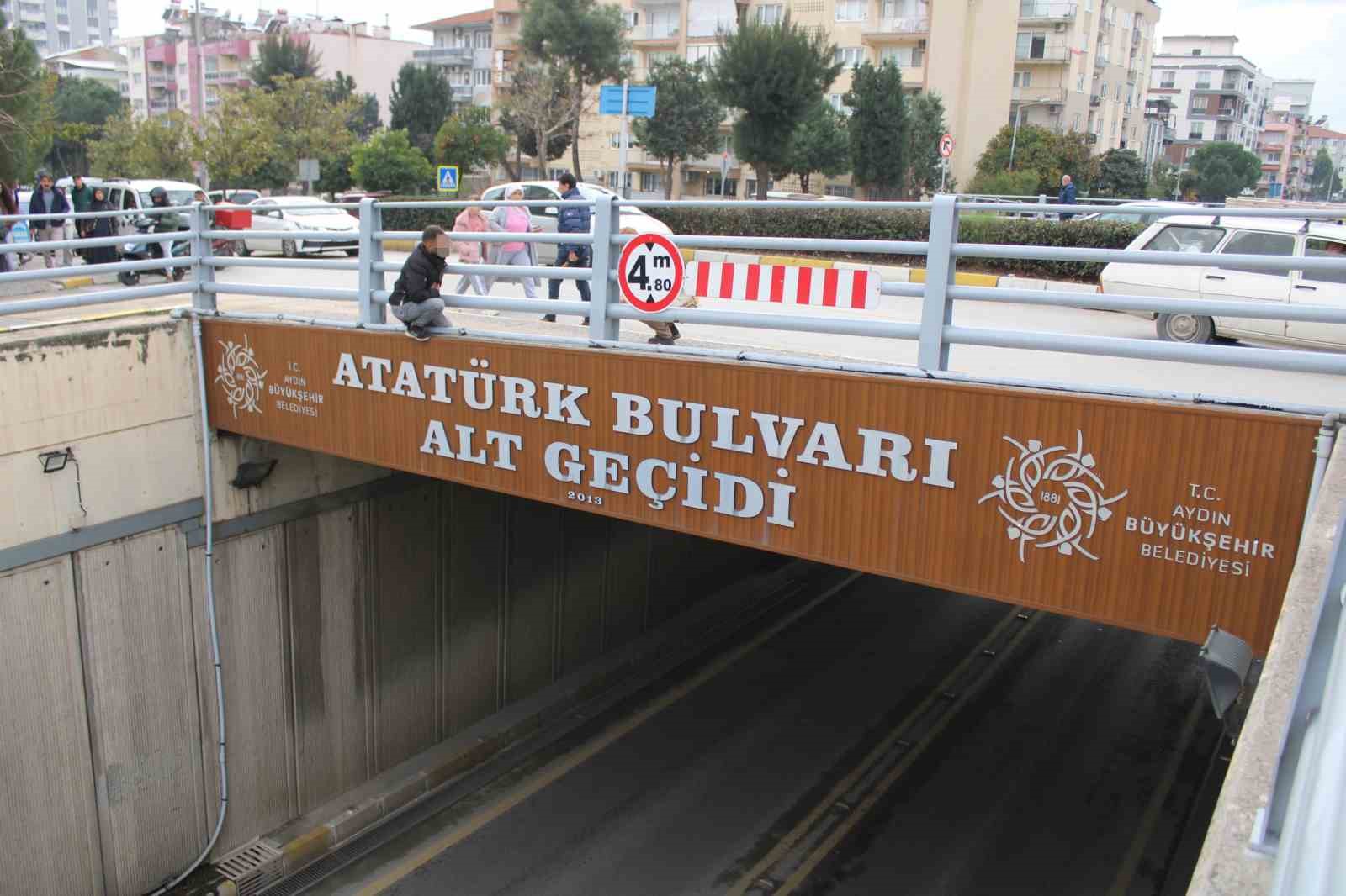 cocugunu gormek icin alt gecidin ustune cikan sahis ikna edildi 2 r26eeaU9