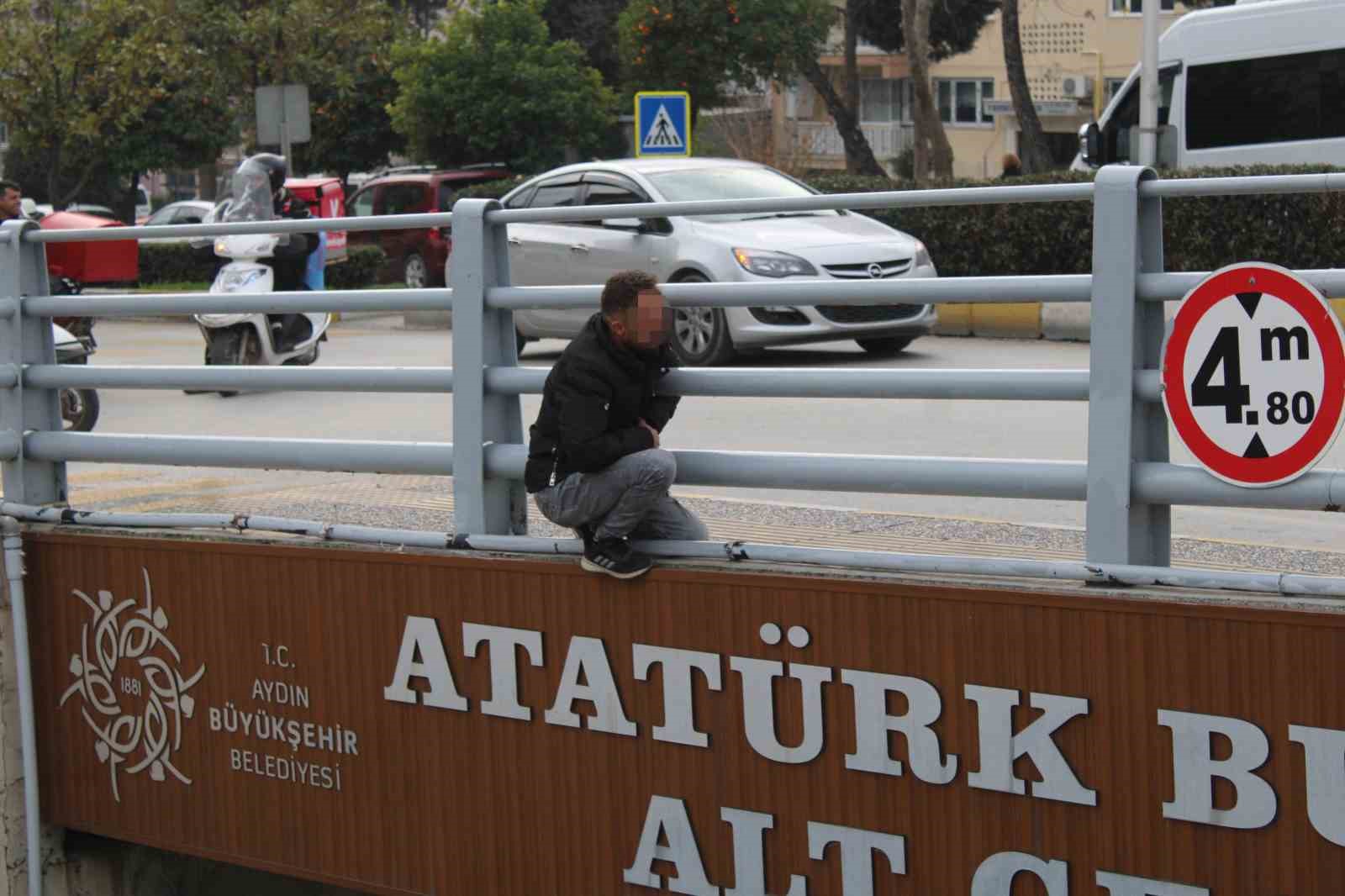 cocugunu gormek icin alt gecidin ustune cikan sahis ikna edildi 3 ObfNjXDw