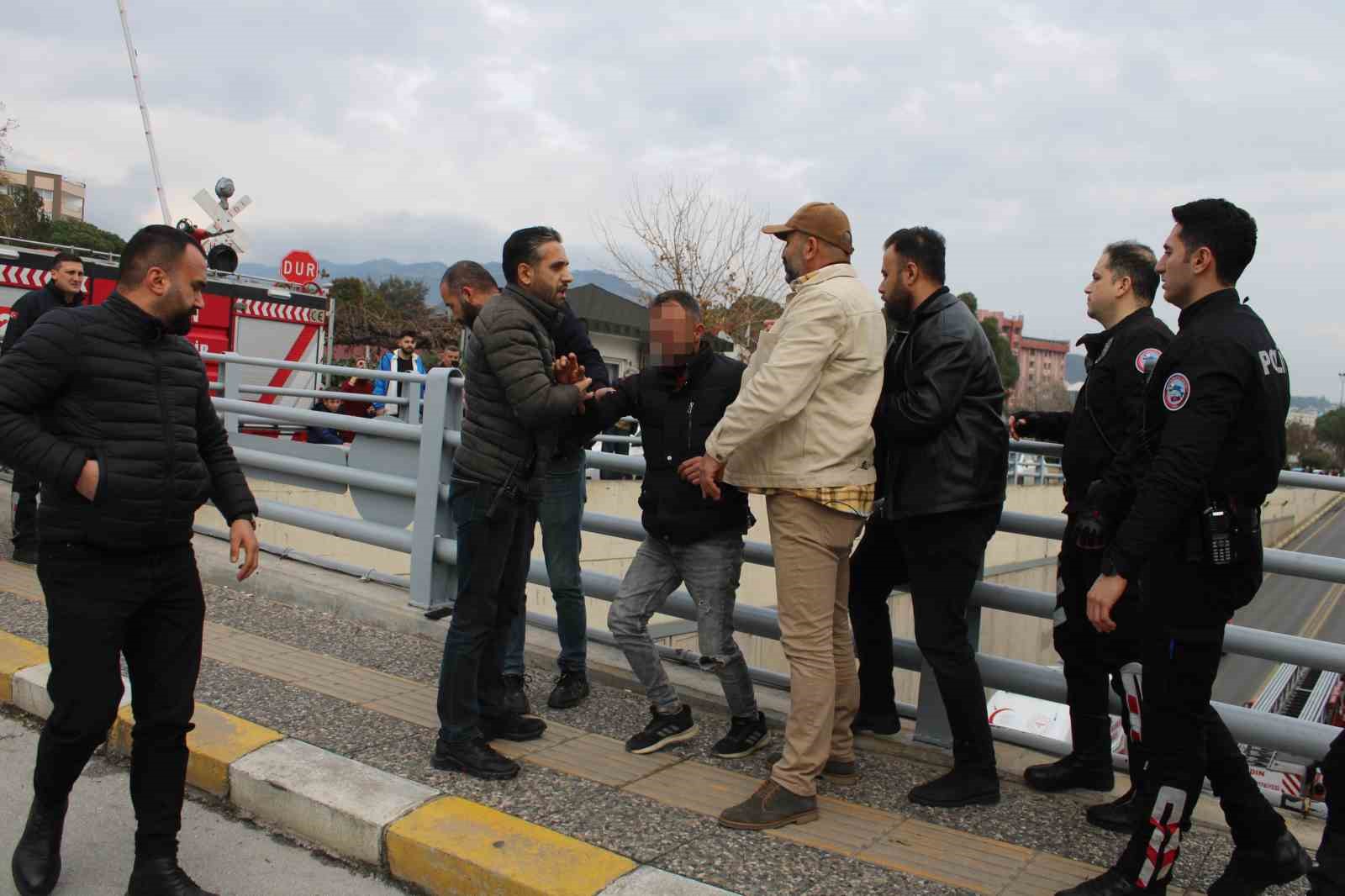 cocugunu gormek icin alt gecidin ustune cikan sahis ikna edildi 5 nYaIQydZ
