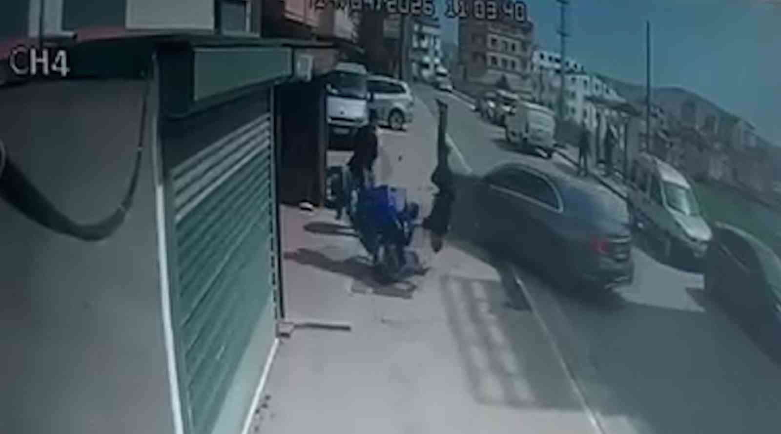 cocugunu tehdit ettigini iddia ettigi motosikletliye otomobiliyle boyle carpti 1 rJRwbafR