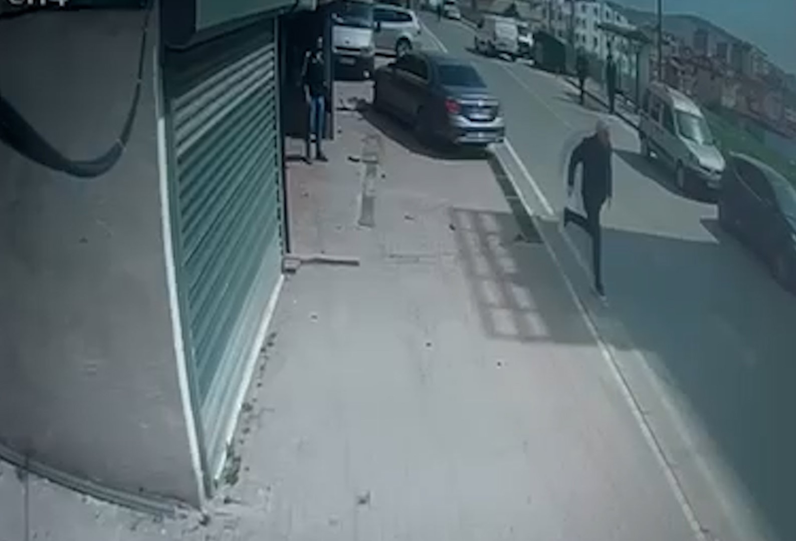cocugunu tehdit ettigini iddia ettigi motosikletliye otomobiliyle boyle carpti 3 E4YUvtBd