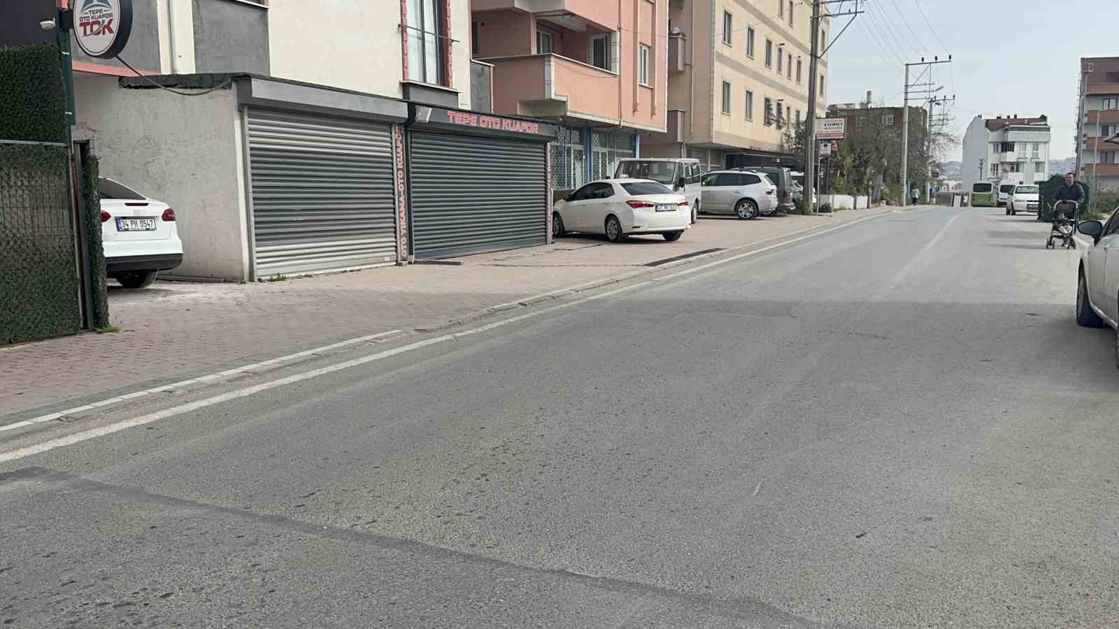cocugunu tehdit ettigini iddia ettigi motosikletliye otomobiliyle boyle carpti 4 CKTVKjqP