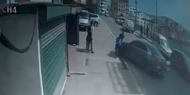 cocugunu-tehdit-ettigini-iddia-ettigi-motosikletliye-otomobiliyle-boyle-carpti-cZdcdUzP.jpg