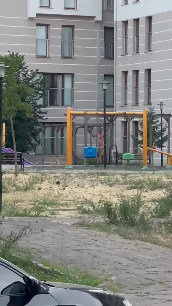 Çocuk parkında elinde bıçakla cinnet geçiren şahsı polisler ikna etti 4 cocuk parkinda elinde bicakla cinnet geciren sahsi polisler ikna etti 0 niSCIFMI