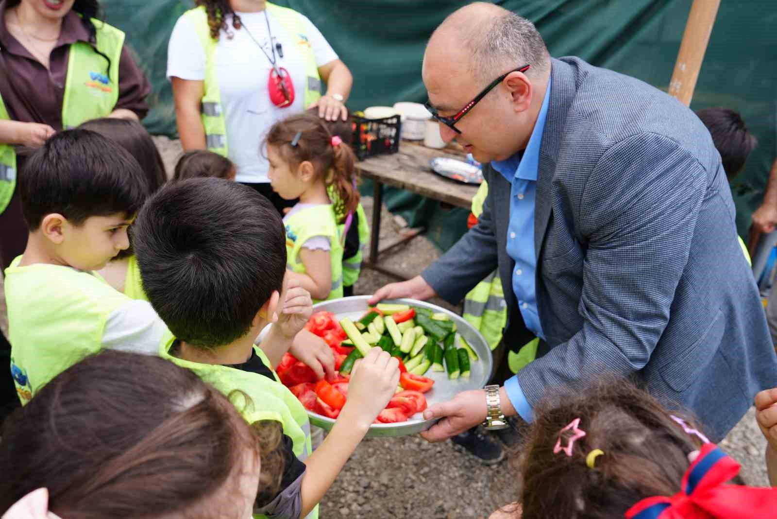 cocuk serasinda minikler yetistirdikleri sebzeleri hasat etti 1 tLtTr9X6