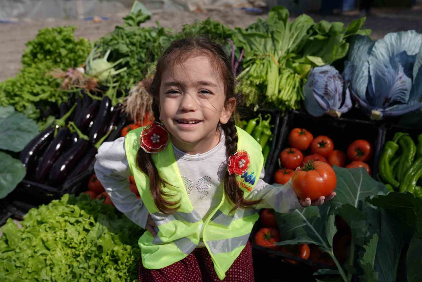 cocuk serasinda minikler yetistirdikleri sebzeleri hasat etti 5 nGAVIz89