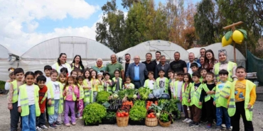 cocuk-serasinda-minikler-yetistirdikleri-sebzeleri-hasat-etti-cqh8TFfe.jpg