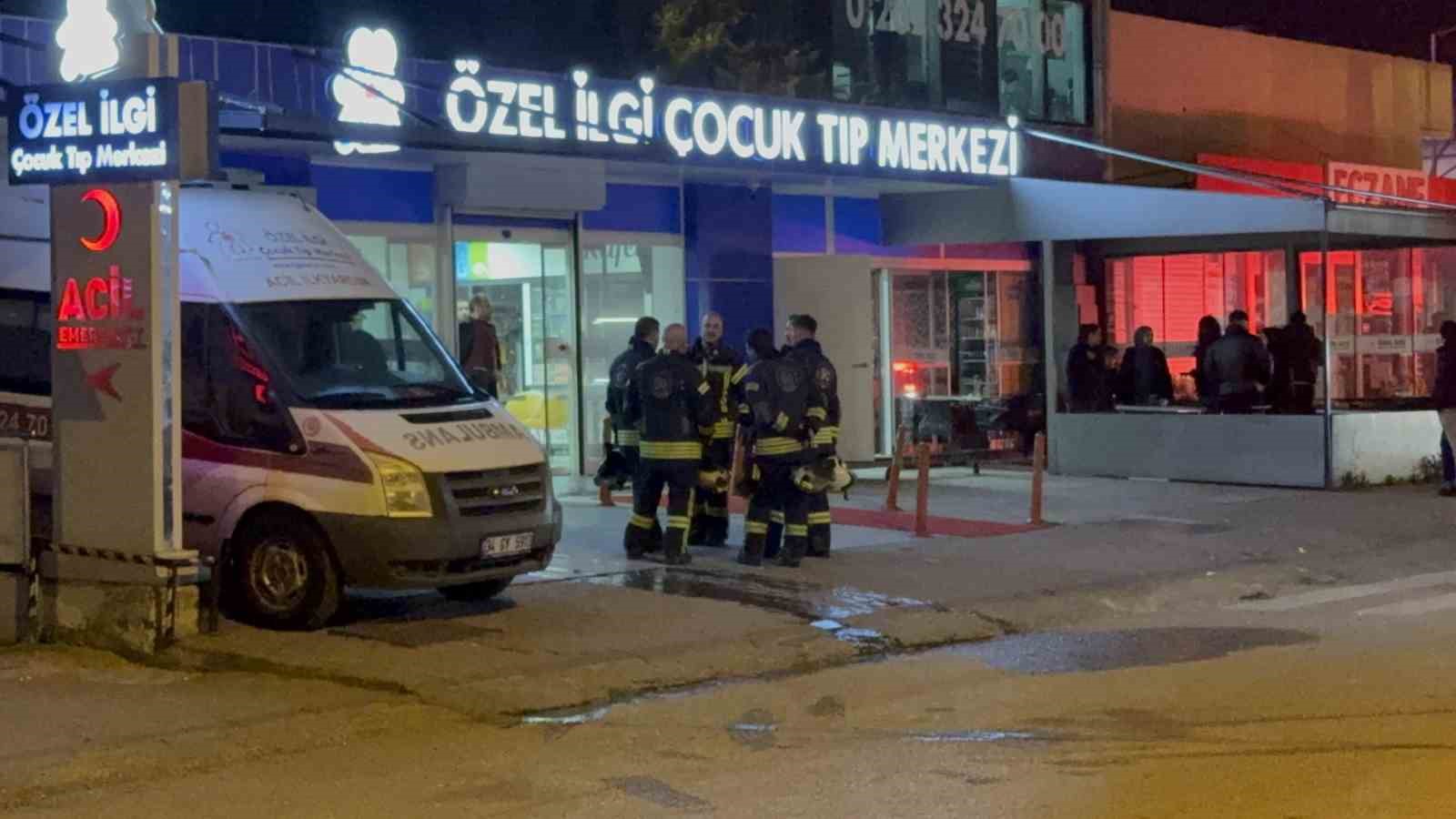 Çocuk tıp merkezinde korkutan yangın: Hastalar tahliye edildi 4 cocuk tip merkezinde korkutan yangin hastalar tahliye edildi 0 DHd9YVpQ