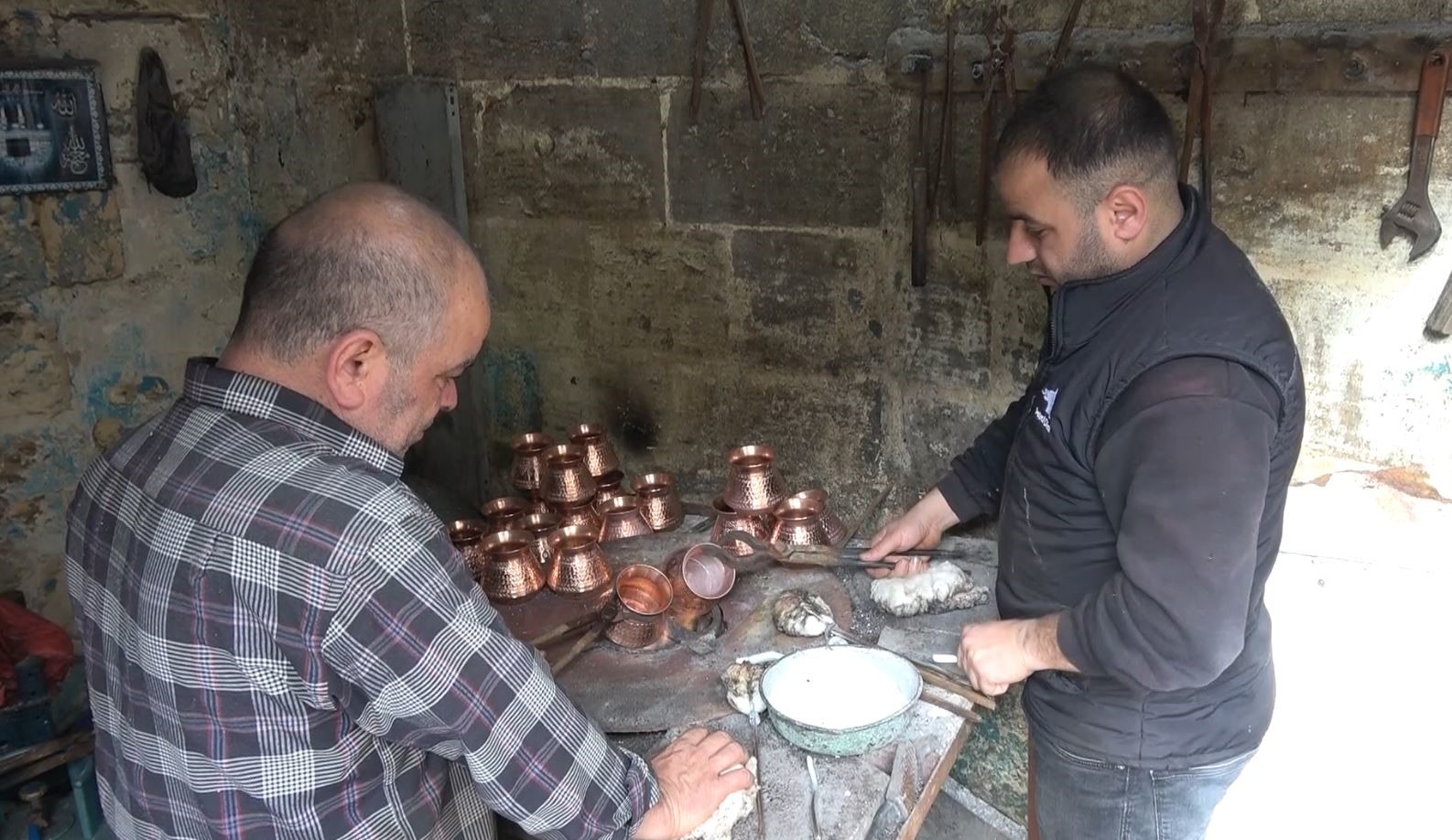 cocuk yasta basladigi kalayciligi 50 yildir surduruyor 0 gjeDrXjP