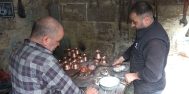 cocuk-yasta-basladigi-kalayciligi-50-yildir-surduruyor-zg9vkJQX.jpg