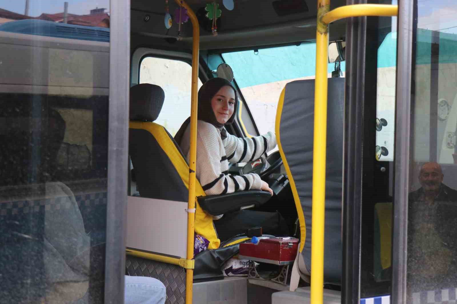 Çocuk yaşta muavinlik yaparak başladı, şimdi minibüs direksiyonunda kadınlara ilham oluyor 4 cocuk yasta muavinlik yaparak basladi simdi minibus direksiyonunda kadinlara ilham oluyor 0 RTEJKKcR