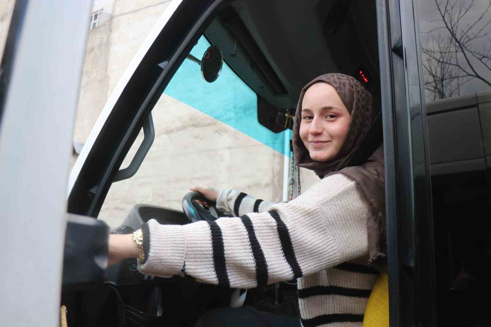 Çocuk yaşta muavinlik yaparak başladı, şimdi minibüs direksiyonunda kadınlara ilham oluyor 10 cocuk yasta muavinlik yaparak basladi simdi minibus direksiyonunda kadinlara ilham oluyor 6 9Yg1OsZB