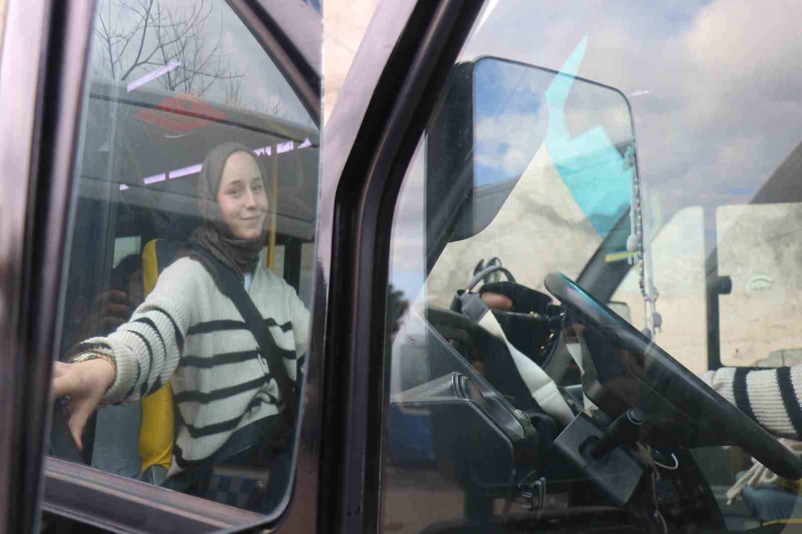 Çocuk yaşta muavinlik yaparak başladı, şimdi minibüs direksiyonunda kadınlara ilham oluyor 11 cocuk yasta muavinlik yaparak basladi simdi minibus direksiyonunda kadinlara ilham oluyor 7 NEn7s77p