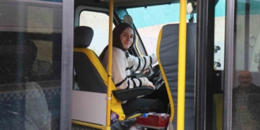 cocuk-yasta-muavinlik-yaparak-basladi-simdi-minibus-direksiyonunda-kadinlara-ilham-oluyor-F1cRrMdO.jpg