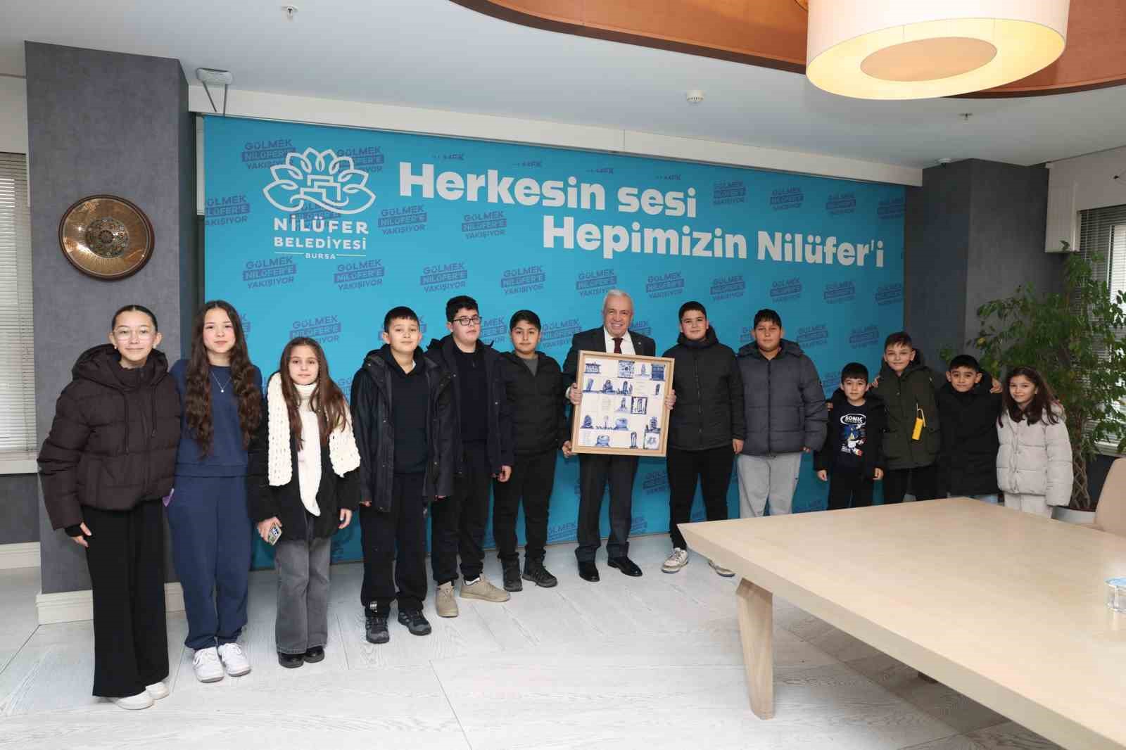cocuklar el emeklerini baskan sadi ozdemire hediye etti 2 JYHR7r8Z