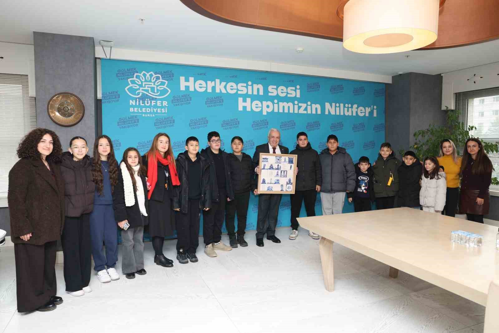 cocuklar el emeklerini baskan sadi ozdemire hediye etti 3