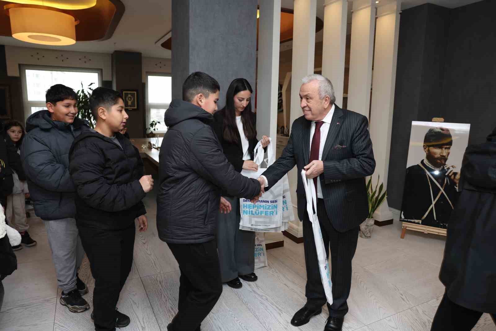 cocuklar el emeklerini baskan sadi ozdemire hediye etti 4 qkriDXqi