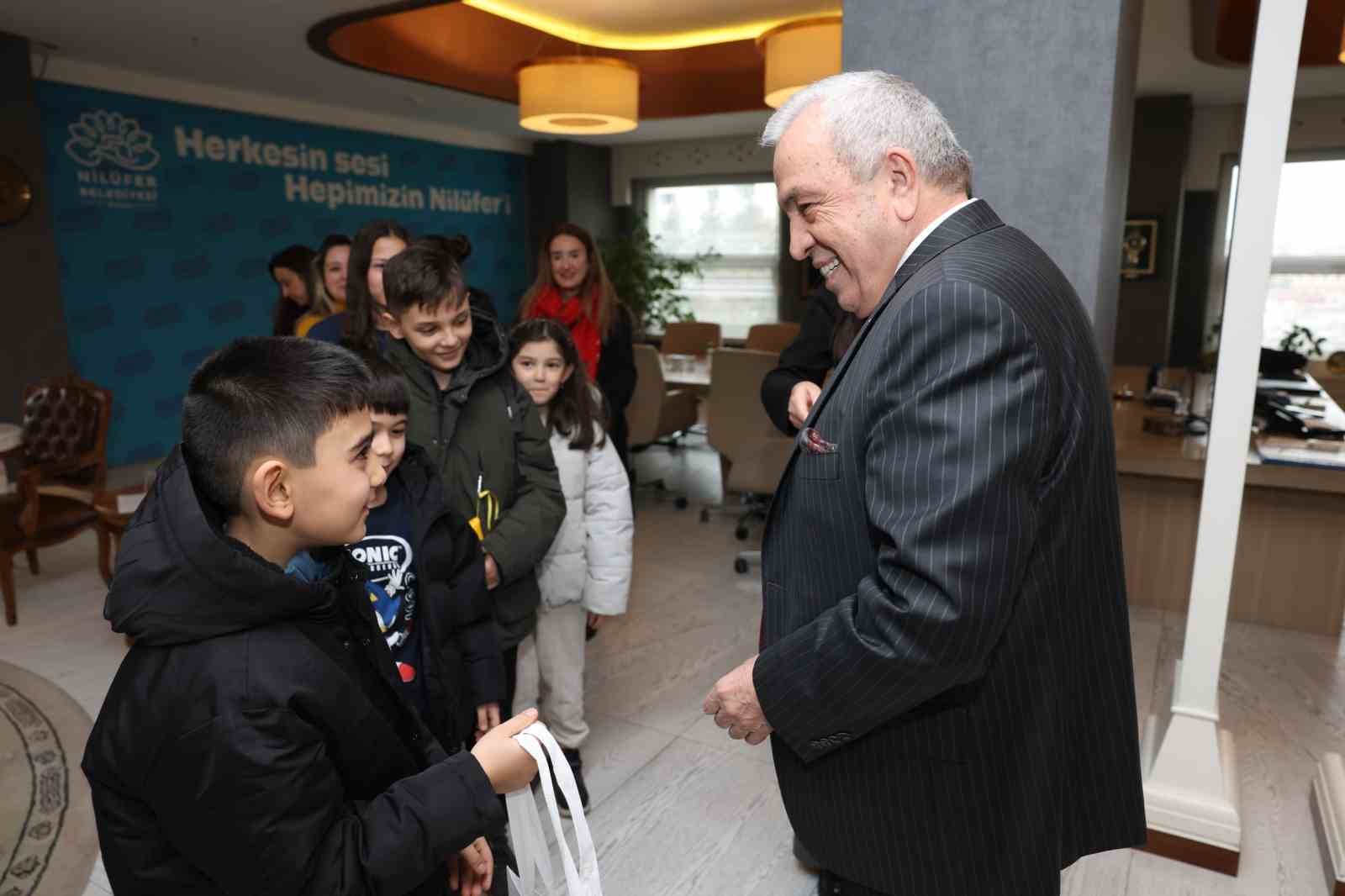cocuklar el emeklerini baskan sadi ozdemire hediye etti 5 XI7KTHvy